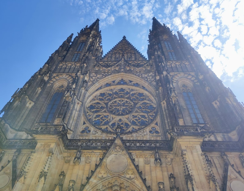 Het is indrukwekkend om de Sint Vitus-kathedraal, de grootste en belangrijkste kerk in Praag, van dichtbij te aanschouwen.